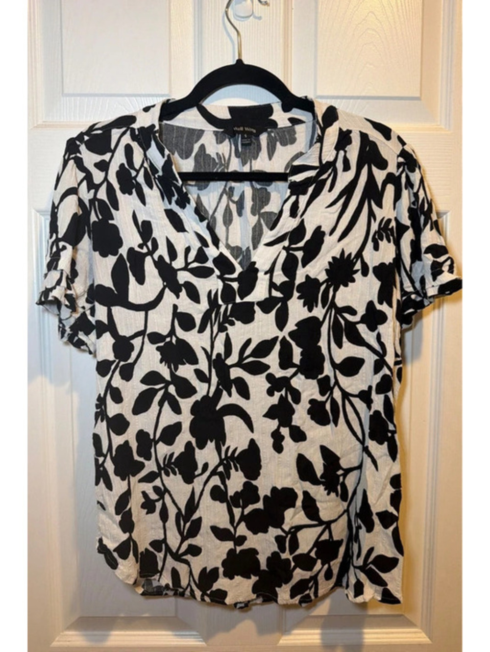 Well Worn Black & White Floral V-Neck Blouse Size Small